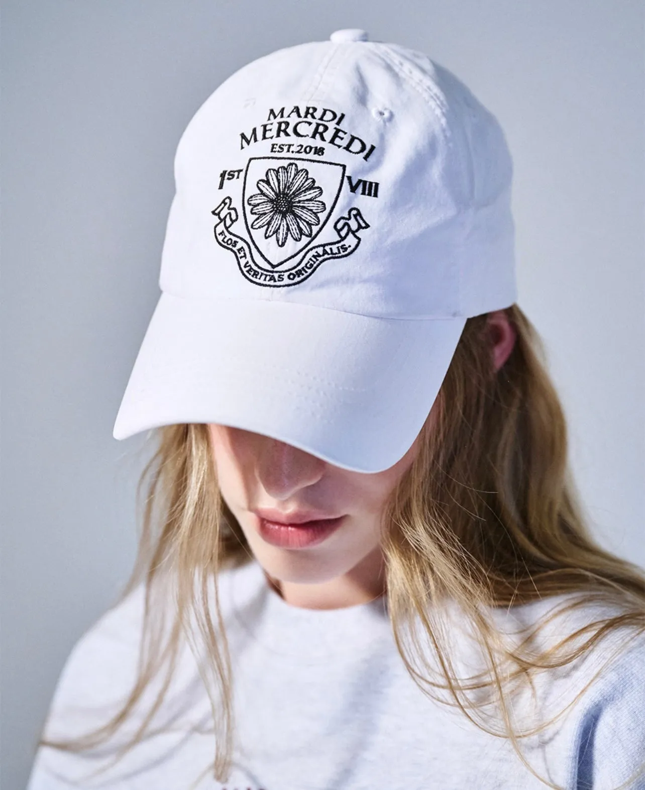 CAP ALUMNI EMBLEM WHITE BLACK